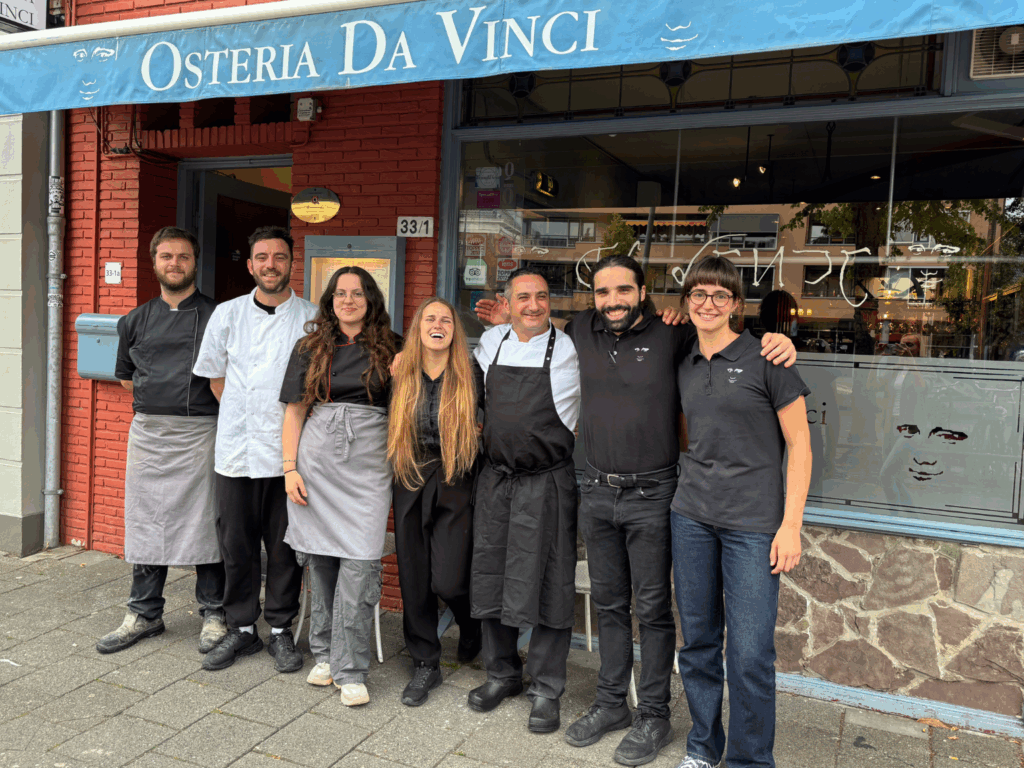 Medewerkers buiten voor het restaurant