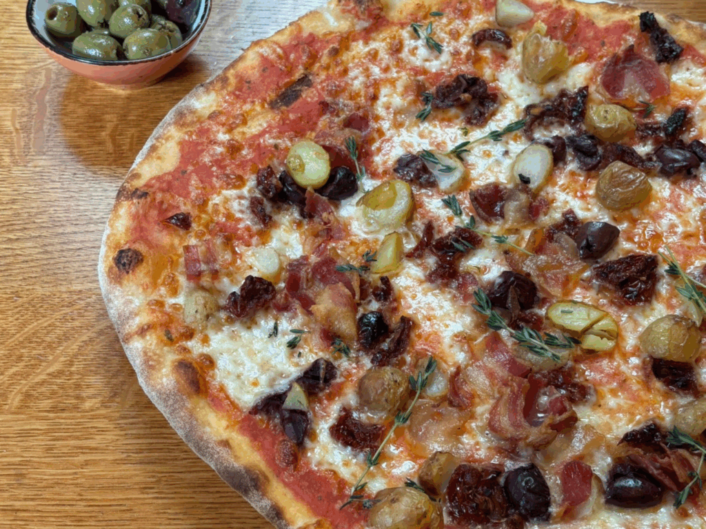 Pizza, darnaast bakje olijven